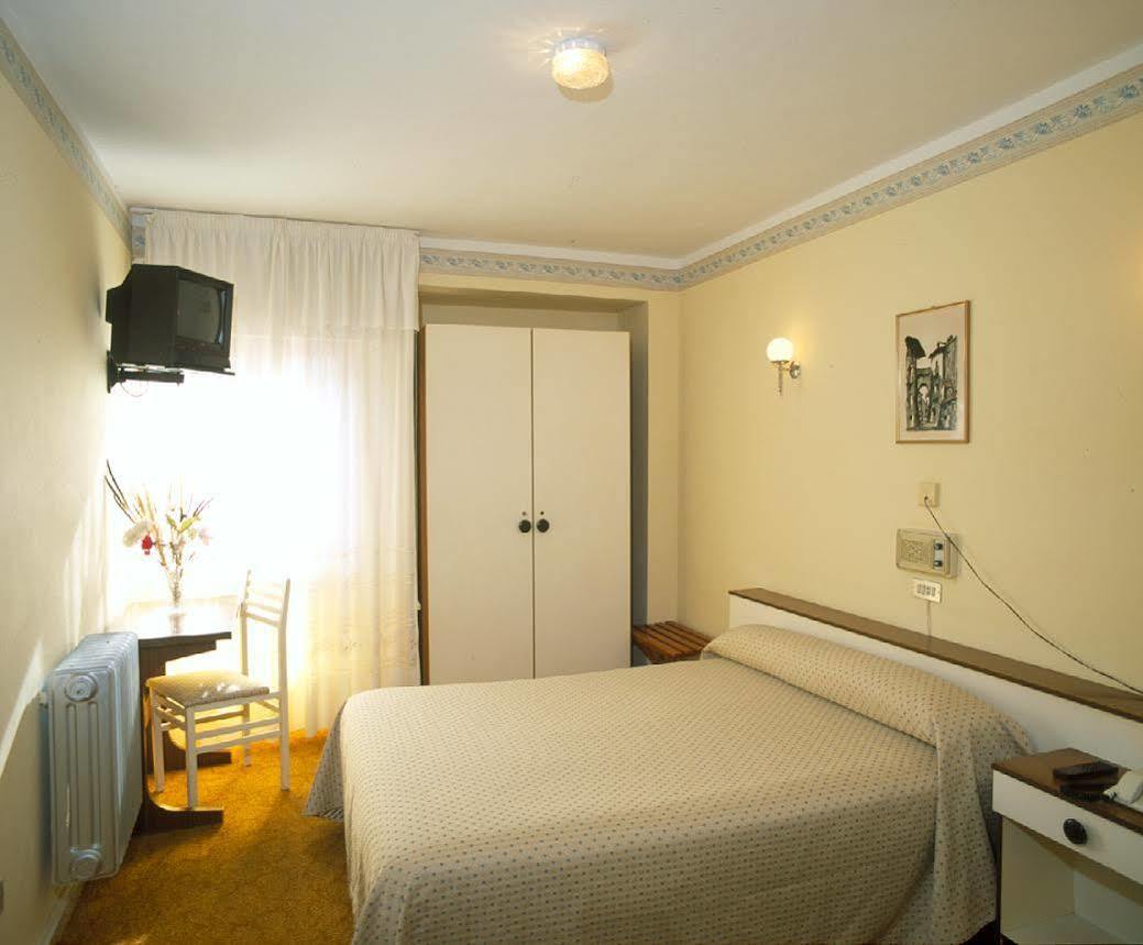 Hotel Puente De Los Santos Тапия-де-Касарьего Экстерьер фото
