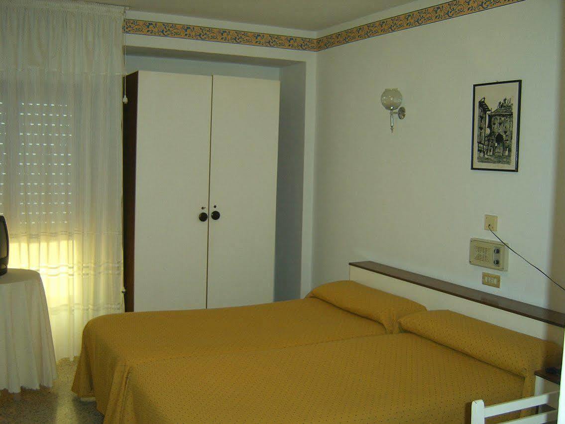 Hotel Puente De Los Santos Тапия-де-Касарьего Экстерьер фото
