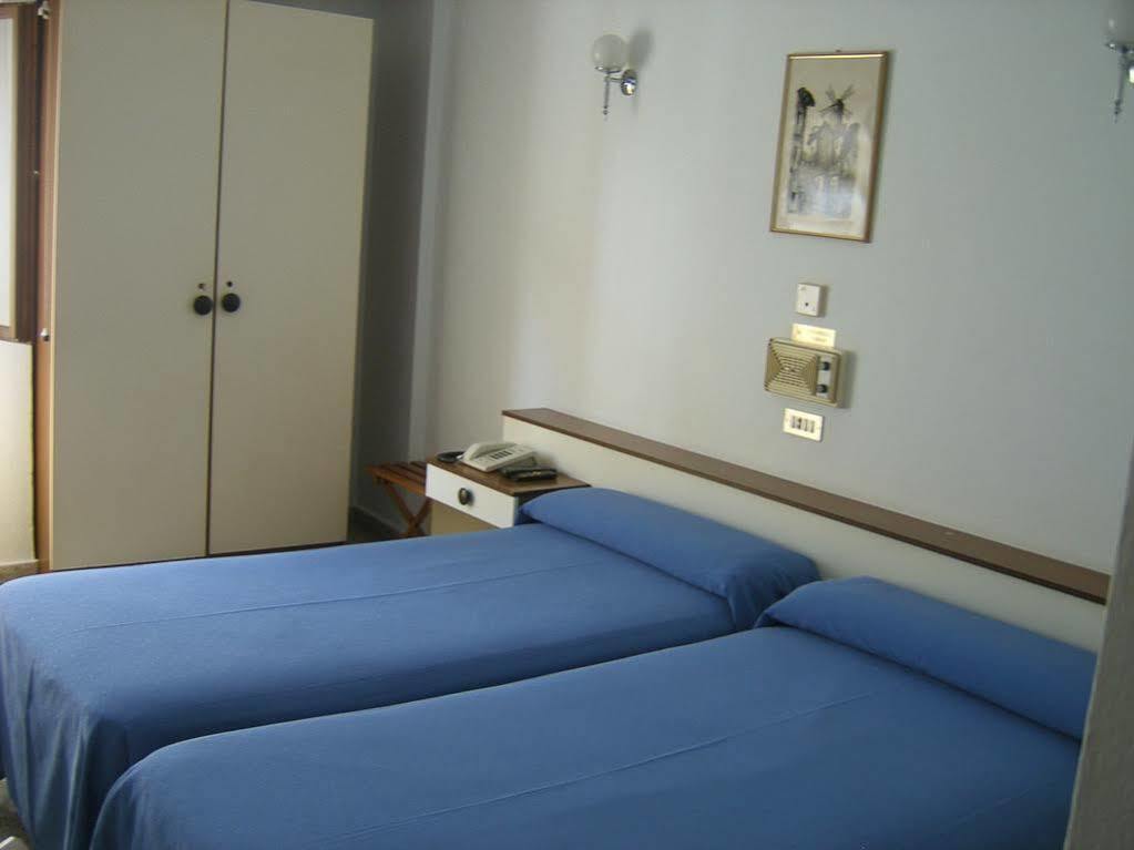 Hotel Puente De Los Santos Тапия-де-Касарьего Экстерьер фото