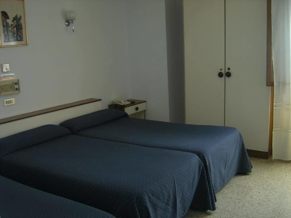 Hotel Puente De Los Santos Тапия-де-Касарьего Экстерьер фото