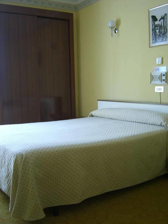 Hotel Puente De Los Santos Тапия-де-Касарьего Экстерьер фото