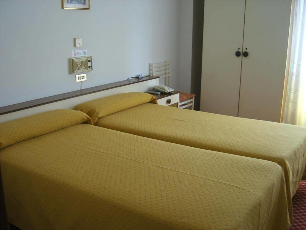 Hotel Puente De Los Santos Тапия-де-Касарьего Экстерьер фото